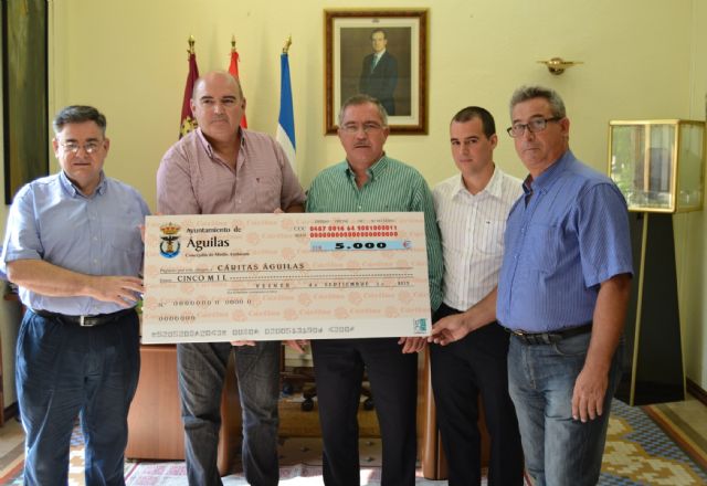 El ayuntamiento de Águilas entrega a Cáritas un cheque-donativo de cinco mil euros - 2, Foto 2
