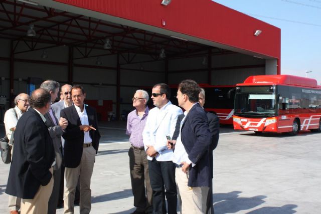 El Alcalde inaugura el nuevo centro logístico del transporte urbano que cuenta con una estación de gas natural para abastecer a los autobuses - 3, Foto 3