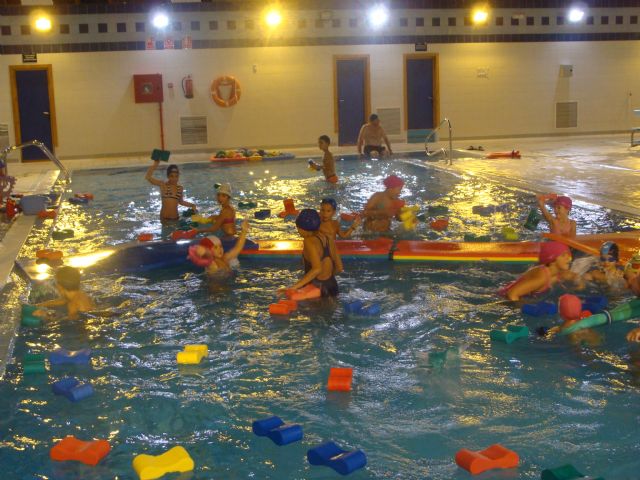 48 personas de todas las edades disfrutan de las actividades acuáticas populares de los Juegos - 2, Foto 2