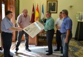 El ayuntamiento de guilas entrega a Critas un cheque-donativo de cinco mil euros