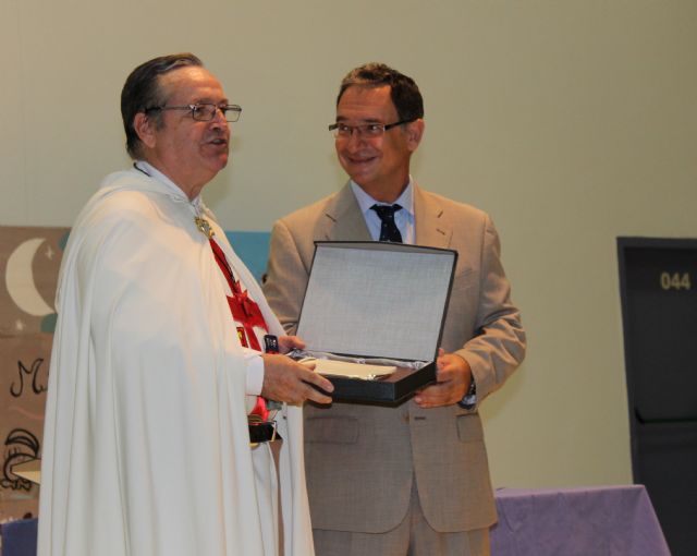 Bascuñana en el momento de la engtrega, Foto 1