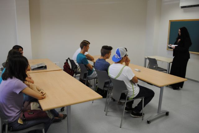 23 jóvenes torreños perfeccionarán su inglés gracias a la empresa Grifols - 1, Foto 1