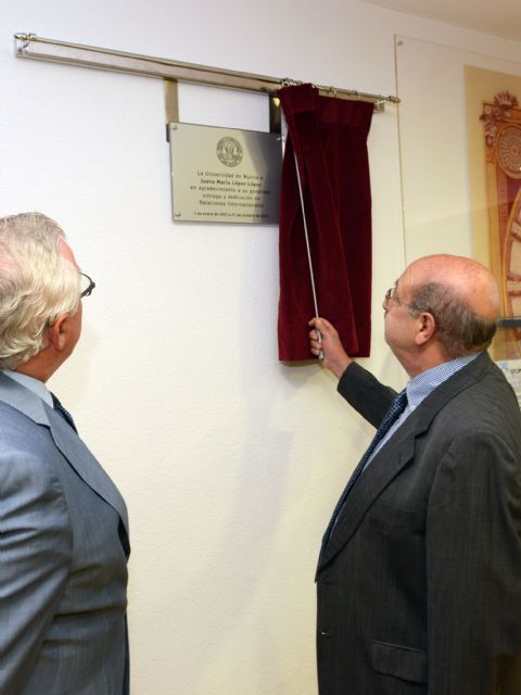 La Universidad de Murcia pone el nombre de una PAS fallecida a una sala de Relaciones Internacionales - 1, Foto 1