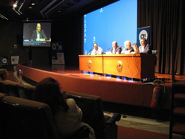 Educación muestra su compromiso con los estudiantes con sordera y busca fórmulas para facilitar su integración en centros convencionales - 1, Foto 1