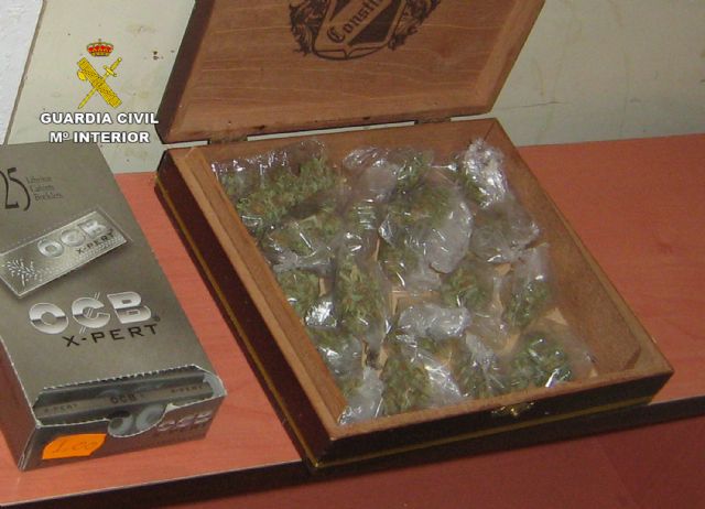 La Guardia Civil detiene a dos personas por distribuir marihuana a través de un comercio de golosinas - 1, Foto 1