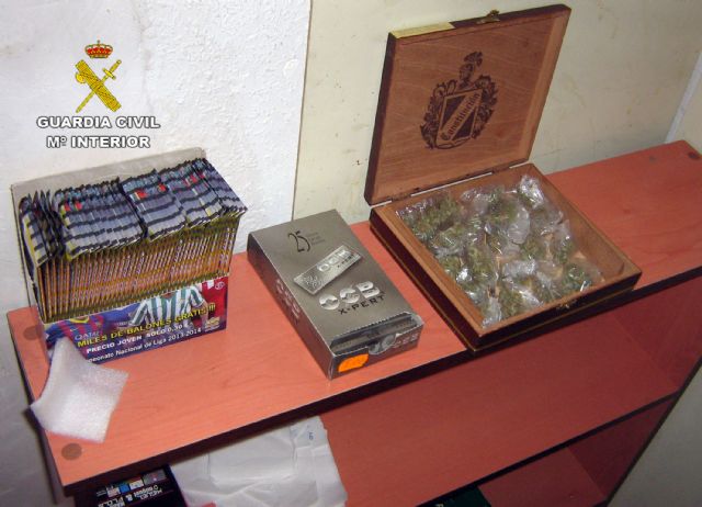 La Guardia Civil detiene a dos personas por distribuir marihuana a través de un comercio de golosinas - 2, Foto 2