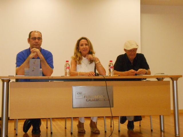 Luz Macías presenta en Águilas su libro El enjambre dorado - 1, Foto 1