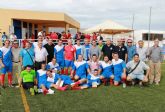 Los futbolistas veteranos renen gran cantidad de material educativo para el aula hospitalaria de 'La Arrixaca'