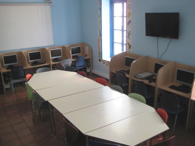 El Centro Sociocultural La Cárcel cuenta con una nueva aula de informática para fomentar la alfabetización digital, Foto 1