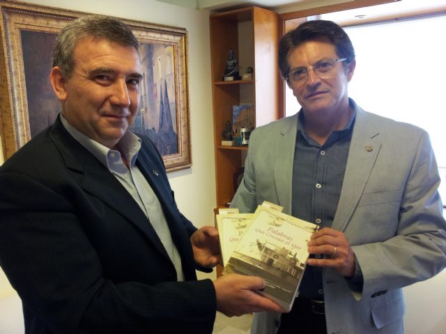 El Alcalde destaca la labor desarrollada por los inmigrantes lorquinos en Argentina, con motivo de la publicación de Palabras que cruzan el mar - 1, Foto 1