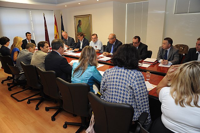 Gobierno regional y agentes sociales aúnan fuerzas para elaborar un plan que modernice y permita crecer al sector del comercio - 2, Foto 2
