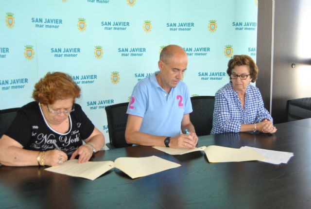 El Ayuntamiento firma un convenio de colaboración con la Asociación de Amas de Casa de Santiago de la Ribera - 1, Foto 1