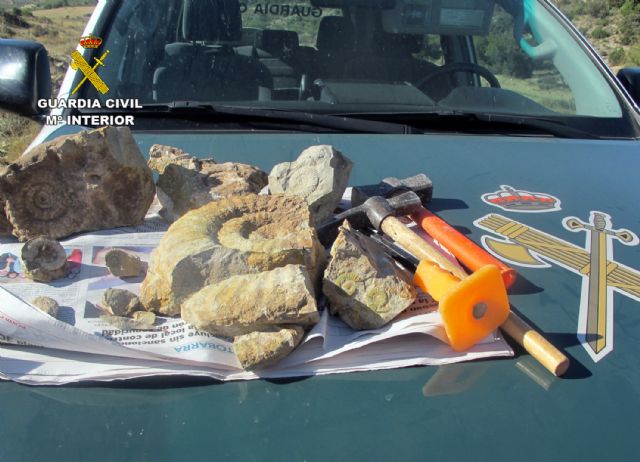 La Guardia Civil sorprende a dos furtivos cuando extraían fósiles de caracolas en Inazares-Moratalla - 1, Foto 1