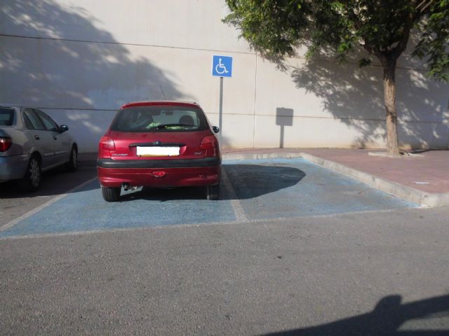 Campaña de concienciación de la Policía Local de Archena para respetar los estacionamientos reservados a discapacitados - 1, Foto 1