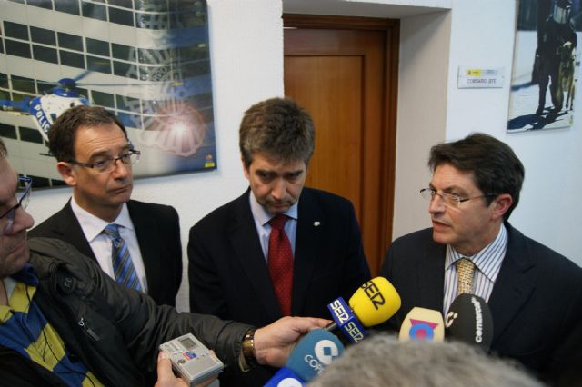 La Policía Nacional distingue con la Cruz al Mérito Policial con Distintivo Blanco al Alcalde de Lorca - 1, Foto 1