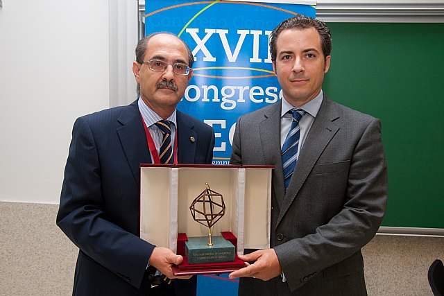  Isidoro Guzmán, a la izquierda, junto a José Luis Montoya, al recoger el premio., Foto 1