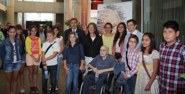 La CARM premia a la Concejalía del Mayor por su programa de convivencia entre personas mayores de las residencias del municipio y escolares - 1, Foto 1