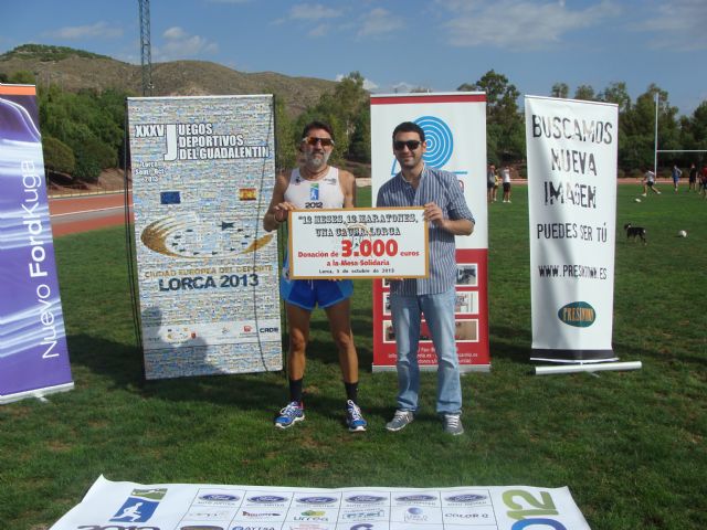 El atleta Rubén Soriano entrega a la Mesa Solidaria 3.000 euros recaudados a través del Reto 12 meses, 12 maratones, una causa - 1, Foto 1