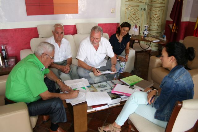 El Ayuntamiento entrega una subvención de 6.000 euros al Hogar de Personas Mayores - 1, Foto 1