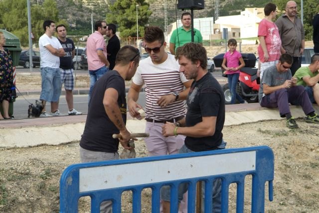 Una veintena de personas participan el concurso de “Lanzamiento de azada”, Foto 1