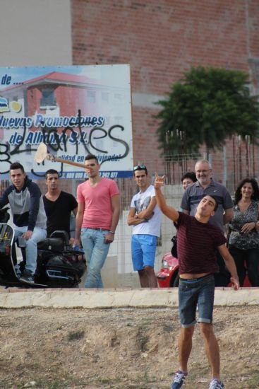Una veintena de personas participan el concurso de “Lanzamiento de azada”, Foto 2