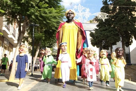 Los Gigantes y Cabezudos recorren ayer las principales calles de Alhama, Foto 1