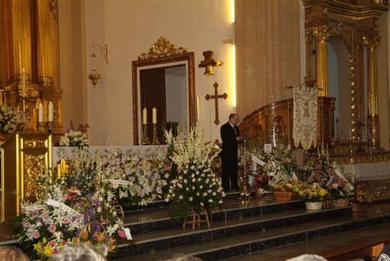 Cientos de flores para la Virgen del Rosario, Foto 1
