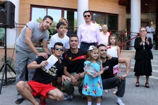 La Tribu gana el concurso de la tradicional cucaña, Foto 1