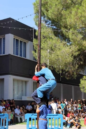 La Tribu gana el concurso de la tradicional cucaña, Foto 2