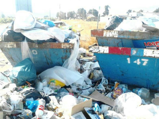 Los vecinos de la Pinosa ya disponen de contenedores municipales donde depositar la basura tras la retirada del Punto Limpio - 1, Foto 1