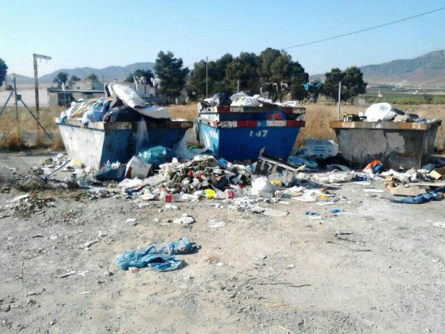 Los vecinos de la Pinosa ya disponen de contenedores municipales donde depositar la basura tras la retirada del Punto Limpio - 2, Foto 2