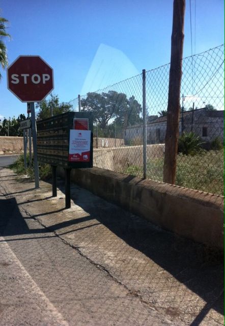 El PP denuncia que IU se salta las ordenanzas municipales pegando carteles en el mobiiliario urbano y sitios sin permisos, Foto 1