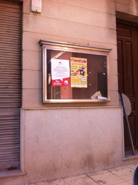 El PP denuncia que IU se salta las ordenanzas municipales pegando carteles en el mobiiliario urbano y sitios sin permisos, Foto 2