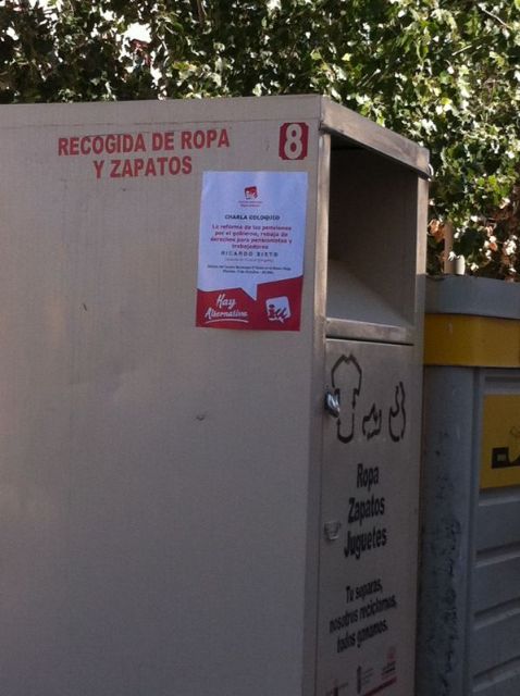 El PP denuncia que IU se salta las ordenanzas municipales pegando carteles en el mobiiliario urbano y sitios sin permisos, Foto 6