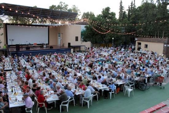 Los mayores disfrutan de su tradicional merienda, Foto 1