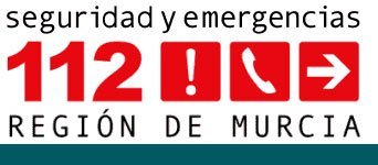 Servicios sanitarios de emergencias atienden a un hombre herido, al precipitarse al vacío desde un tercer piso en Totana, Foto 2