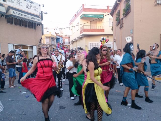 El desfile de carrozas llena de colorido las fiestas en honor a la Virgen del Pilar - 1, Foto 1