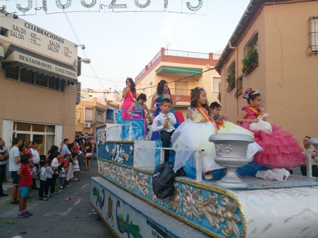 El desfile de carrozas llena de colorido las fiestas en honor a la Virgen del Pilar - 2, Foto 2