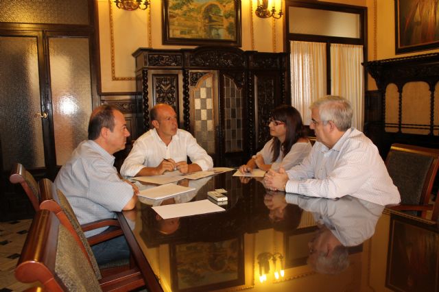 El alcalde y la concejal de Economía y Empleo se reúnen con un técnico del INFO para avanzar en la distinción de Jumilla como Municipio Emprendedor - 1, Foto 1