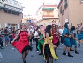 El desfile de carrozas llena de colorido las fiestas en honor a la Virgen del Pilar