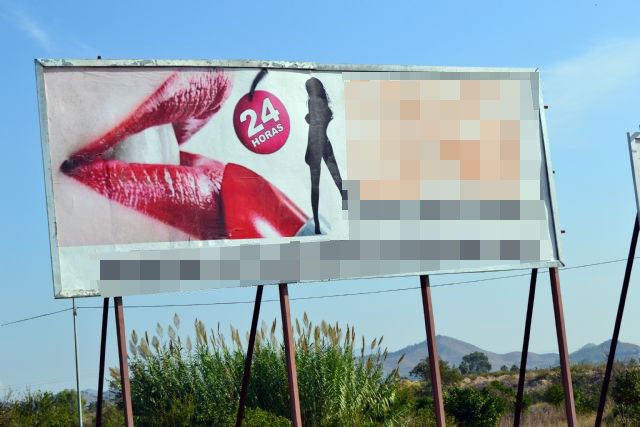 El Grupo Socialista denuncia la proliferación de vallas publicitarias sobre servicios sexuales en Murcia - 1, Foto 1