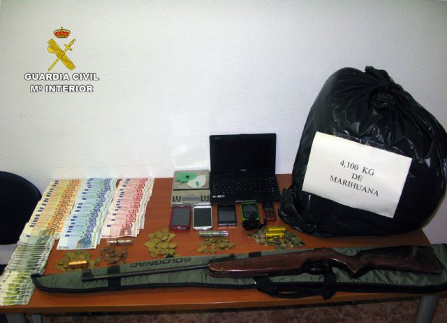 Operación TIRALÍNEAS. Desmantelados dos puntos de distribución de drogas y otro de cultivo de marihuana en Totana, Foto 2