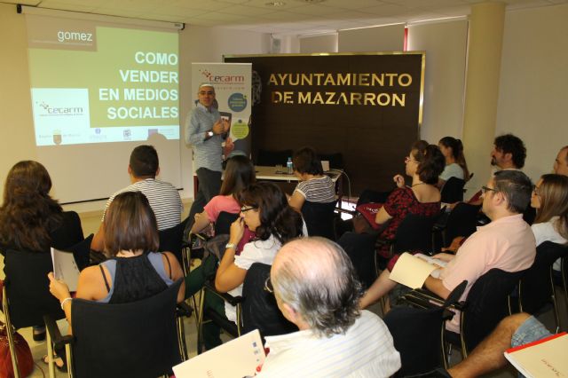 Decenas de personas participan en los cursos y talleres programados por el ayuntamiento de Mazarrón, Foto 2