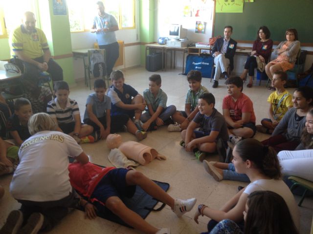 Alumnos de Lorquí aprenden a practicar la reanimación cardiopulmonar en el Día Europeo de Concienciación frente al Paro Cardíaco - 2, Foto 2