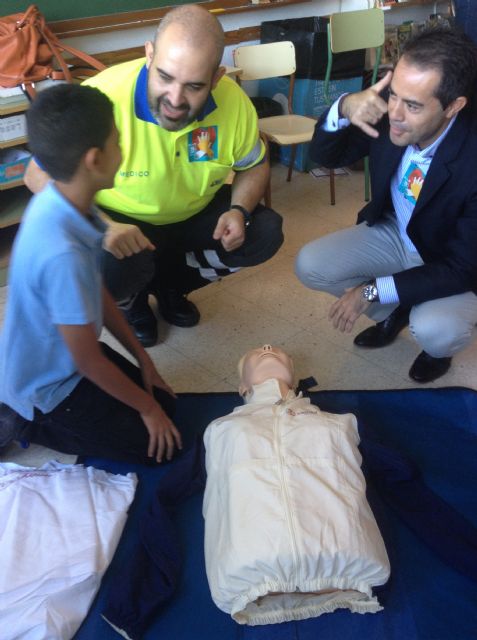 Alumnos de Lorquí aprenden a practicar la reanimación cardiopulmonar en el Día Europeo de Concienciación frente al Paro Cardíaco - 3, Foto 3