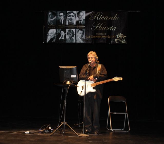 Alrededor de 200 estudiantes jumillanos/as conocen un poco más de la Generación del 27 a través de la música en el Teatro Vico - 1, Foto 1