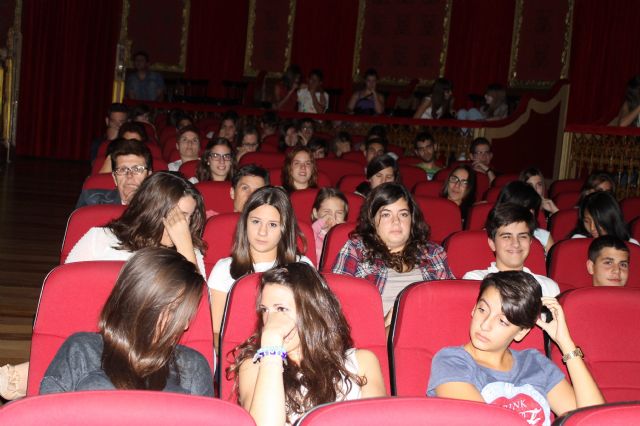 Alrededor de 200 estudiantes jumillanos/as conocen un poco más de la Generación del 27 a través de la música en el Teatro Vico - 2, Foto 2