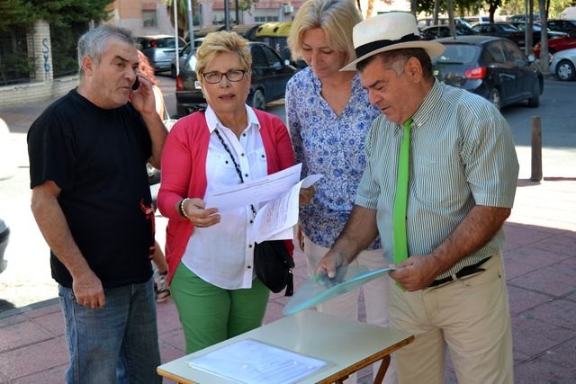 El Grupo Socialista denuncia que asociaciones de La Fama atienden a los vecinos en la calle - 1, Foto 1