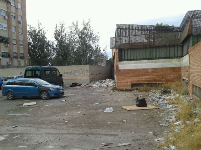 El PSOE exige la limpieza inmediata de un solar lleno de suciedad, escombros y roedores - 2, Foto 2