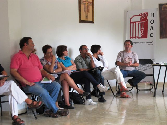 La HOAC se suma a los sacerdotes, religiosas y religiosos que reclaman a los bancos que paralicen los desahucios - 2, Foto 2